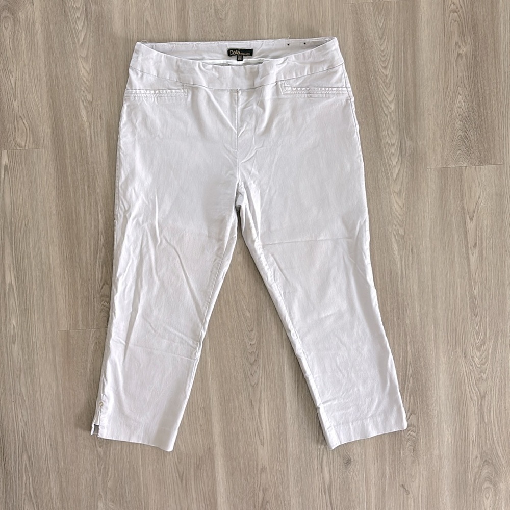 3/$10 Dalia Cropped Stretch Pull up Pull-on Capri Pants | Light Grey | Size 12